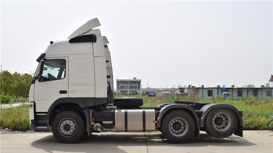 Volvo FH heavy‑duty truck fitted with air suspension guide arm leaf spring
